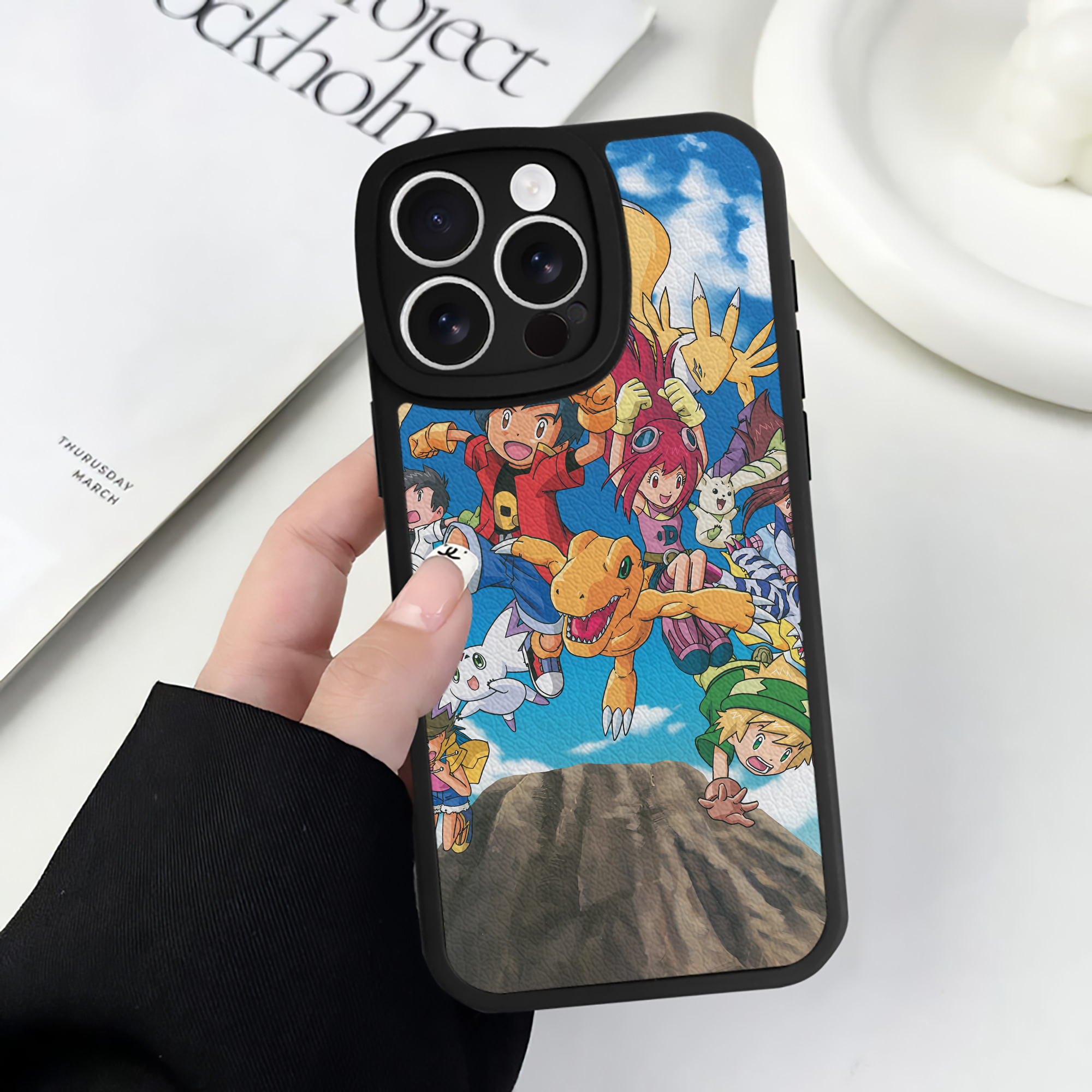 （画像用） Digimon デジタルモンスター/デジモン 【iPhone 16シリーズ対応】シリコンスマホケース（レザー調） 材質：シリコン